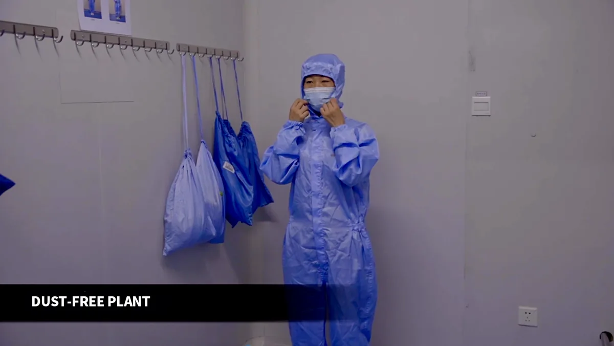 Personnel preparation in an oral pouch production workflow